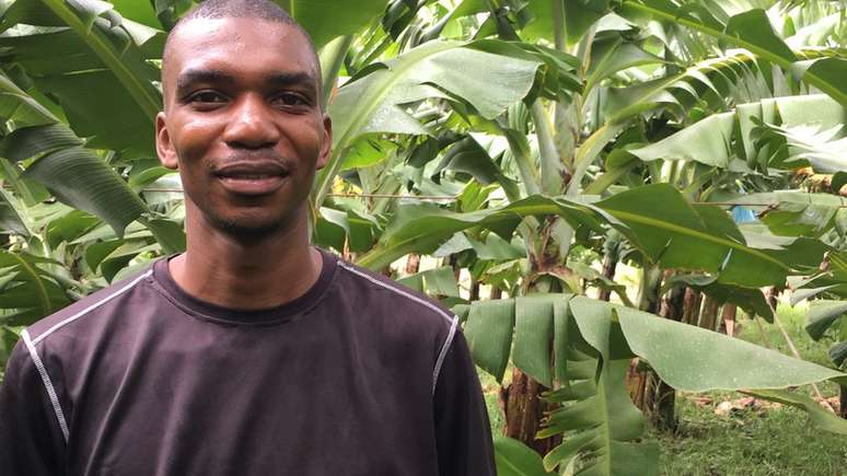 Merinho Moucar é um dos contratados para cuidar das plantas na fazenda