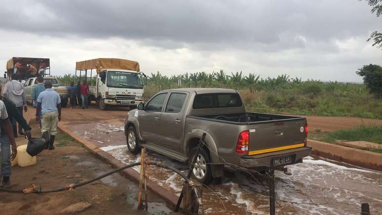 Visitantes em Matanuska precisam desinfetar os pés e as rodas dos carros antes de entrar na fazenda