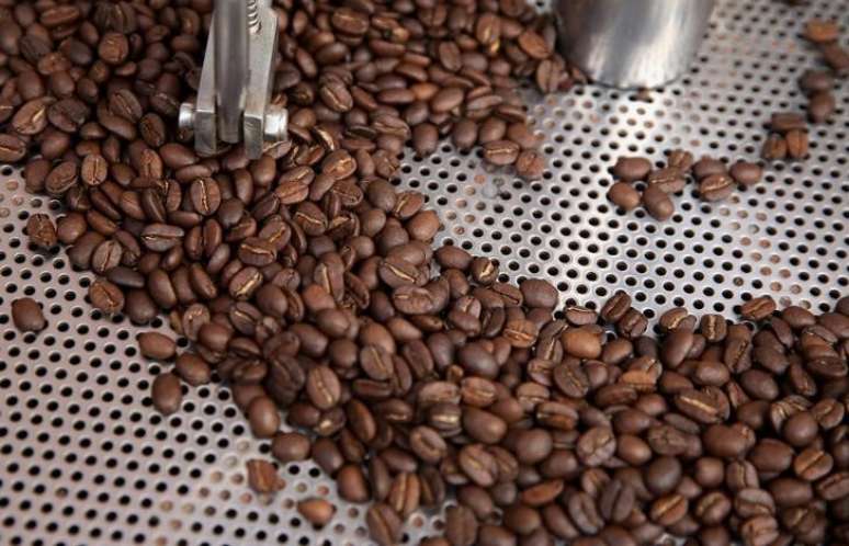 Grãos de café são torrados em fazenda de Lima, Peru
25/08/2017 REUTERS/Mariana Bazo