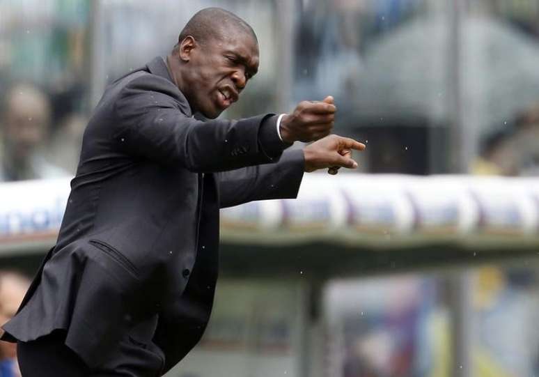 Seedorf comanda o Milan contra o Atalanta 
11/5/2014    REUTERS/Alessandro Garofalo