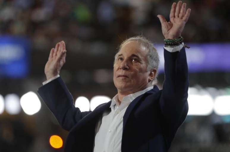 Cantor Paul Simon se apresenta na Filad&eacute;lfia 
 25/7/2016   REUTERS/Jim Young