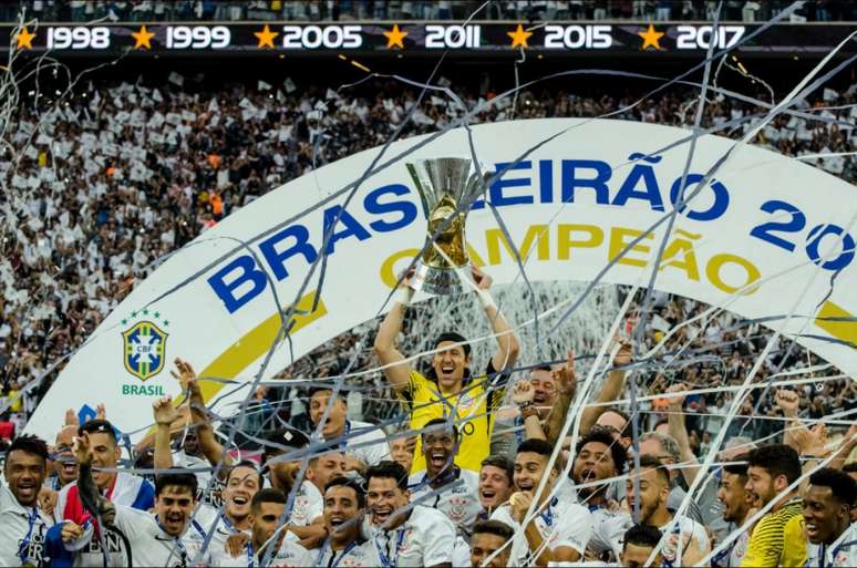 Corinthians levanta a taça do título brasileiro de 2017 (Foto: Gero Rodrigues/O Fotográfico)