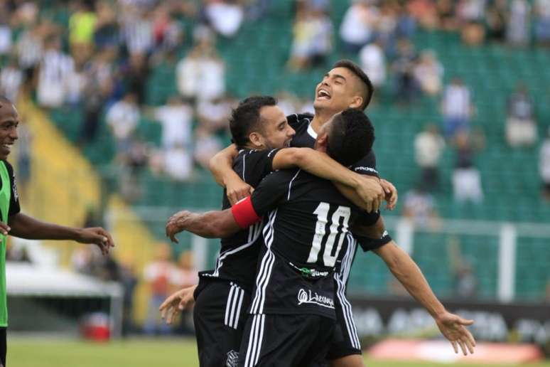 Jogadores comemorando gol da vitória sobre o Joinville (Foto: Divulgação)