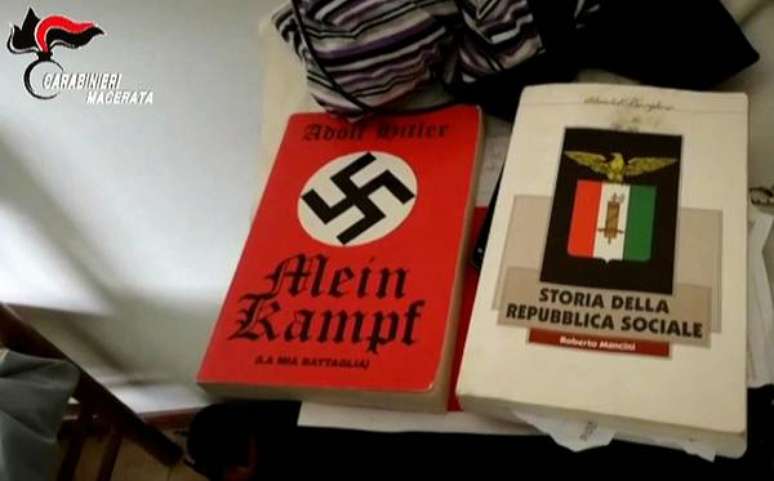 Livros de Adolf Hitler e sobre o regime fascista na Itália, encontrados na casa de Luca Traini