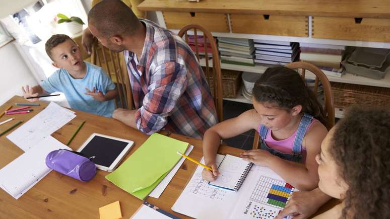 Famílias que optam por educação domiciliar têm um grande descontentamento com a escolarização tradicional, diz especialista