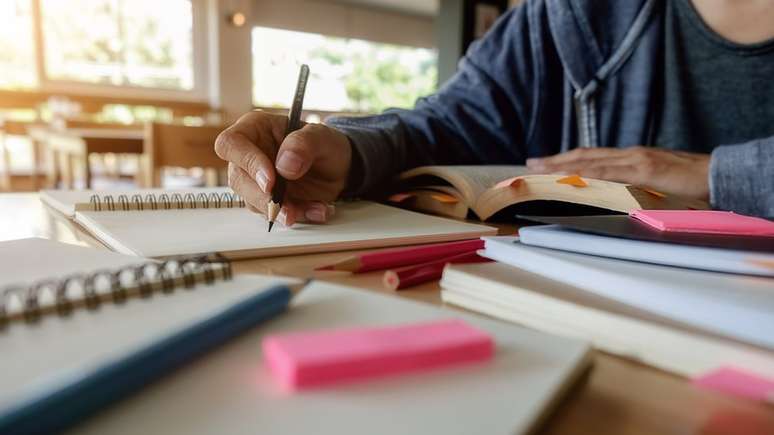 Pais defendem que crian&ccedil;as educadas em casa ganham mais autonomia e pensamento cr&iacute;tico por n&atilde;o passaram por processo 'massificado' de educa&ccedil;&atilde;o