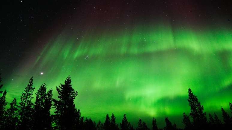 As belas auroras boreais são produzidas quando o vento solar se choca com o campo magnético da Terra