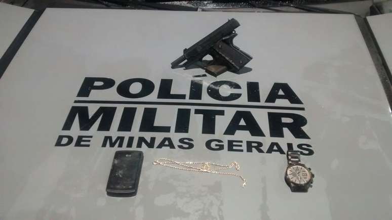 Arma apreendida com o grupo, segundo a polícia