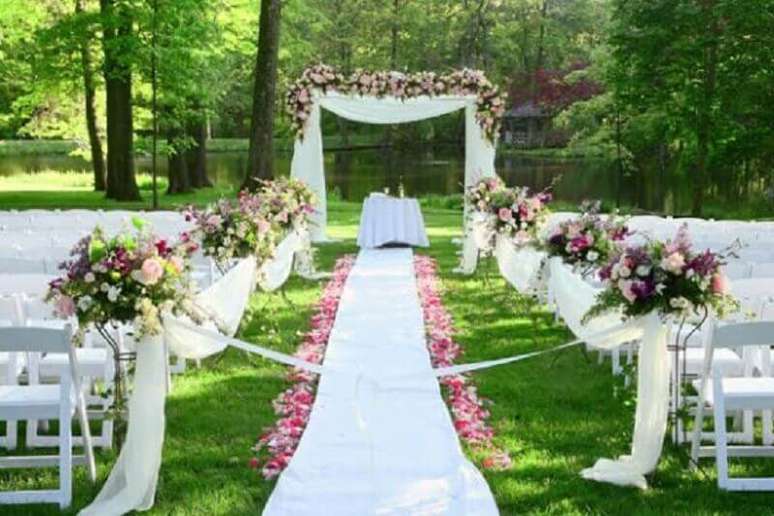 https://p2.trrsf.com/image/fget/cf/774/0/images.terra.com/2018/02/05/decoracao-de-casamento-ao-ar-livre-com-flores.jpg