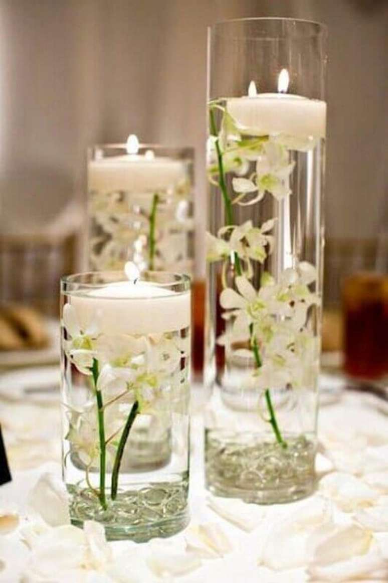 61. Uma delicada e linda decoração de casamento com flores e velas
