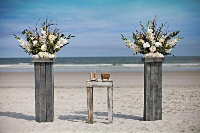 40. Para quem vai se casar no verão a praia é uma das melhores opções para o casamento.