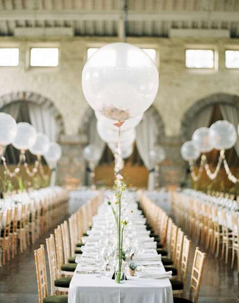 36. Decoração de casamento simples com balões