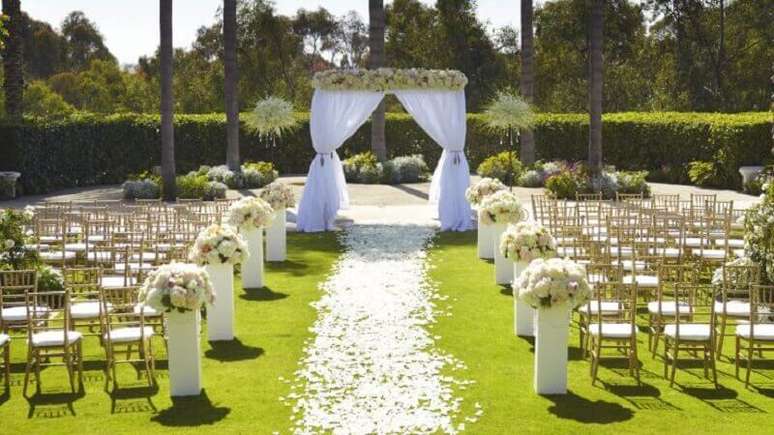 4. A nave na decoração de casamento ao ar livre não precisa de tapete, use a grama como um tapete natural.