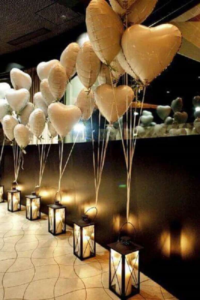 53. Os balões de coração amarrados nas luminárias deixaram a decoração de casamento simples e barata muito mais romântica.
