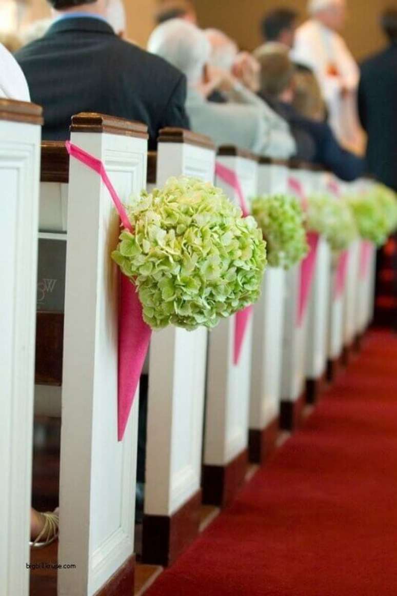 49. Um pequeno buque de flores deixou a decoração de igreja para casamento muito delicada e bonita.