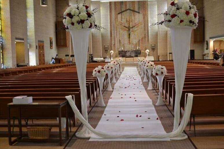 37. Decoração de igreja para casamento com flores brancas e vermelhas