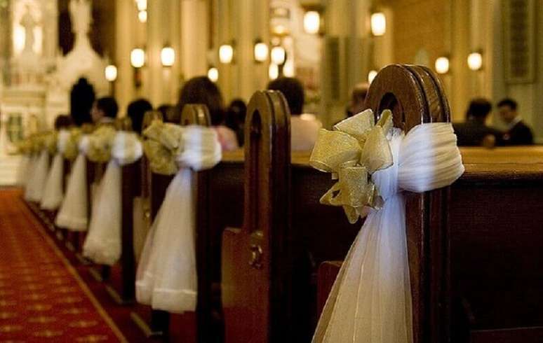 29. Um belo laço pode deixar a decoração de igreja para casamento muito bonita.
