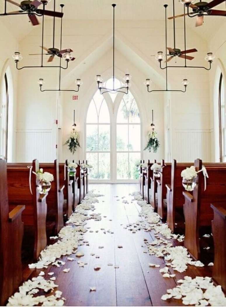 5. A decoração de igreja para casamento também pode ser simples e barata.