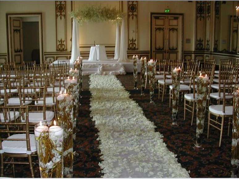 6. As velas podem criar uma decoração de igreja para casamento muito aconchegante.