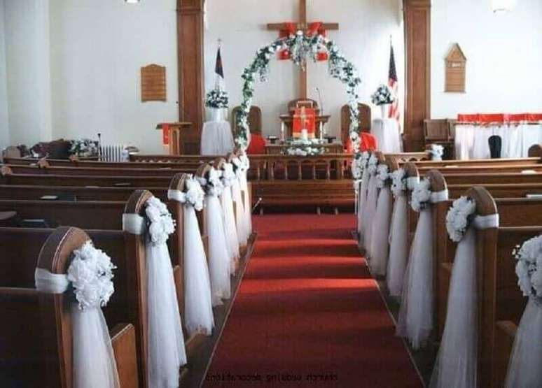 20. Simples e bonita decoração de igreja para casamento