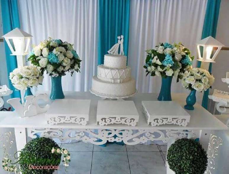 23. Decoração de mesa de casamento simples em tons de azul e branco