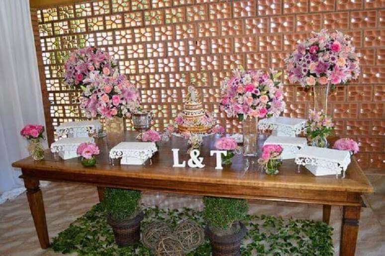 10. A decoração de mesa de casamento simples fica linda se ganhar muitas flores.