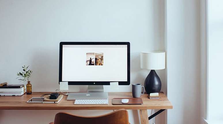 Os m&oacute;veis s&atilde;o discretos e com um design limpo