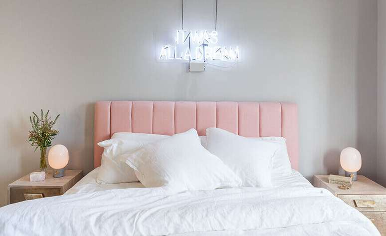 Quarto minimalista com detalhes em ros&ecirc;, via Homepolish