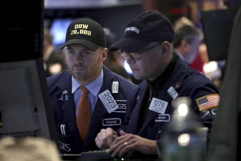 Bolsas de NY afundam, e Dow Jones tem maior queda da história