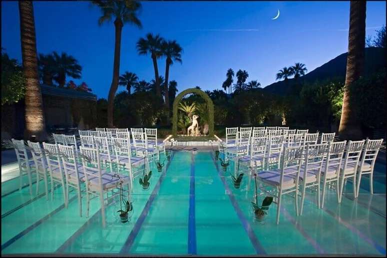 8. Cubra a piscina com um piso transparente para uma bela cerimônia em um casamento em casa.
