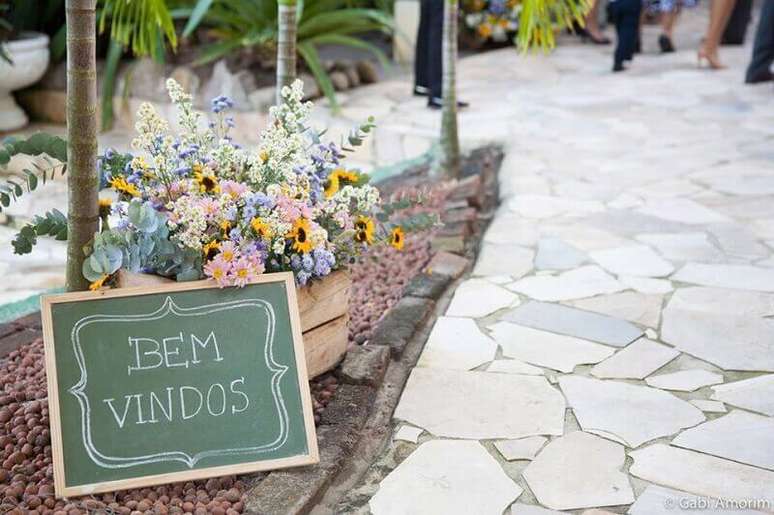 22. Placas decorativas são ótimas opções para decoração de casamento simples