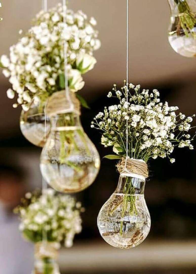 54. Usa itens recicláveis para incrementar a decoração de casamento simples e barato