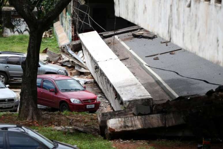 Parte de um viaduto desabou por volta do meio-dia no Eixão Sul, na área central da capital federal ()
