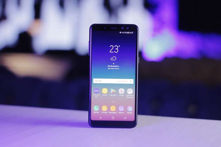 Galaxy A8 vem com tela infinita (foto: Leonardo Pavini/Canaltech)