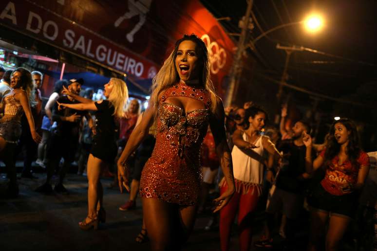 Transgênero Kamilla Carvalho samba durante ensaio da escola Acadêmicos do Salgueiro 
 11/1/2018    REUTERS/Pilar Olivares