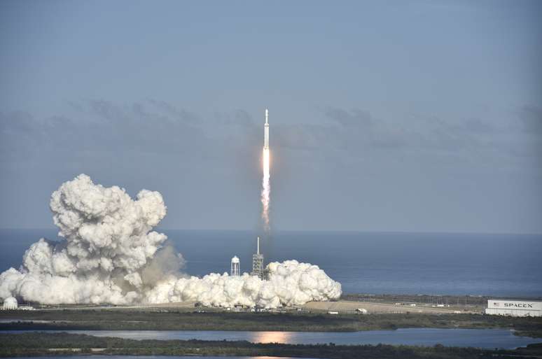 Falcon Heavy, da SpaceX, é lançado da Flórida
 6/2/2018    REUTERS/Steve Nesius