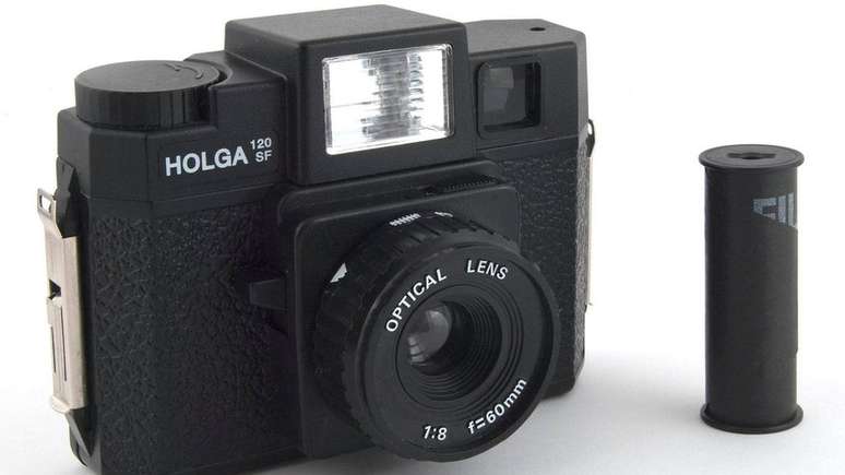 A Holga era tão rudimentar que a luz só podia entrar por furos na parte de trás, deixando listras no negativo (Crédito: Bilby/Wikimedia Commons CC 3.0)