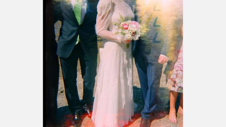 A fotógrafa Emma Case fotografa com uma Holga para os casais que querem um toque analógico em suas fotos de casamento (Crédito: Emma Case)