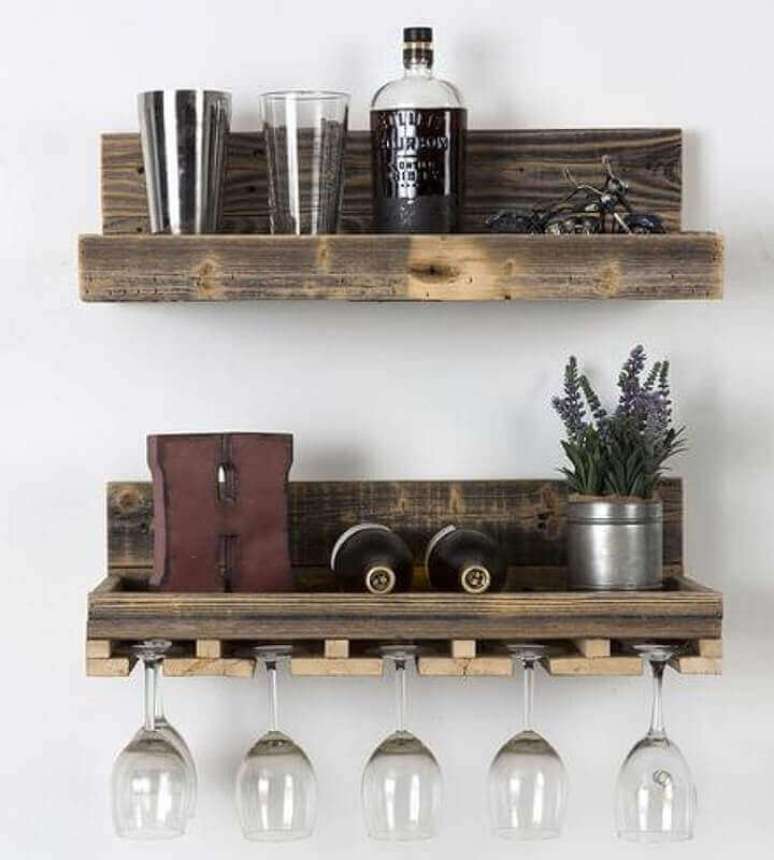 11. A prateleira de pallet pode se tornar um pequeno bar para decorar a sua casa.