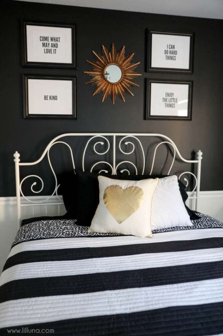 33. A cama de ferro deu um toque de feminilidade para a decoração de quarto preto e branco