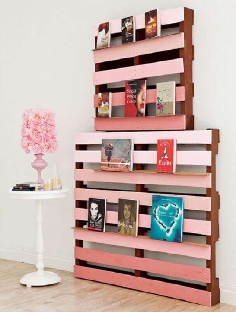 14. Organize seus livros utilizando uma estante de pallet