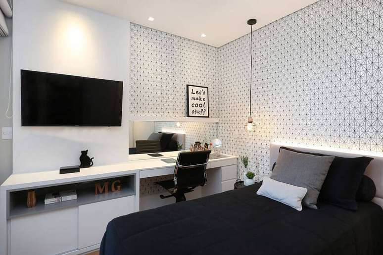 10. O quarto preto e branco pode ficar mais moderno com um pendente minimalista e papel de parede estampado.