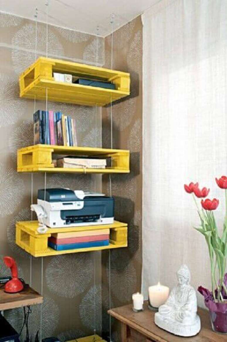 9. Use prateleira de pallet para te ajudar na organiza&ccedil;&atilde;o da casa.