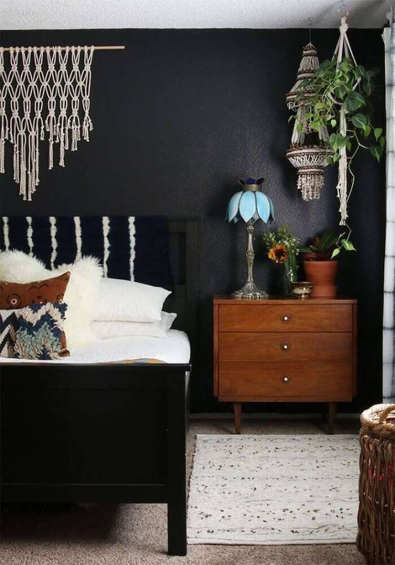 6. Alguns móveis e objetos podem trazer mais equilíbrio e leveza à decoração de quarto preto.