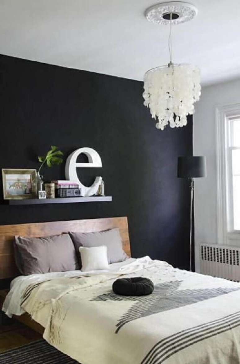 15. Os móveis pretos podem trazer mais suavidade na decoração de quarto preto