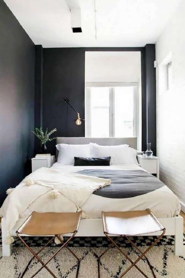 8. Decoração simples e aconchegante de quarto preto e branco.