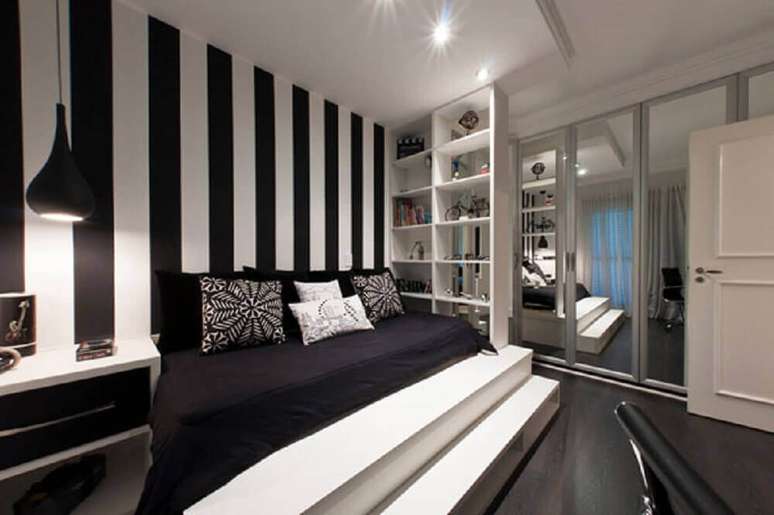 26. Uma boa opção para decoração de quarto preto e branco é usar papel de parede listrado