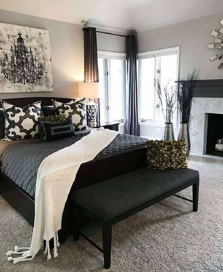 35. O preto pode ficar em detalhes como cortinha e almofadas na decoração de quarto preto e branco