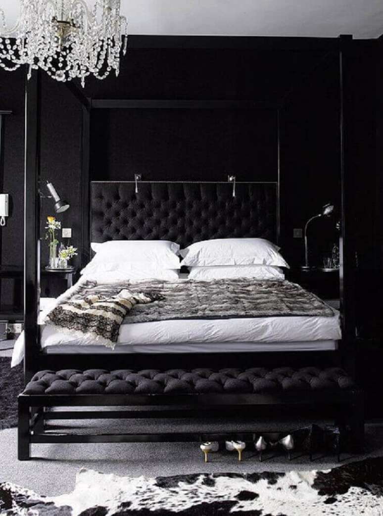 25. Lindo quarto preto decorado com cabeceira estofada e um lindo lustre de cristais