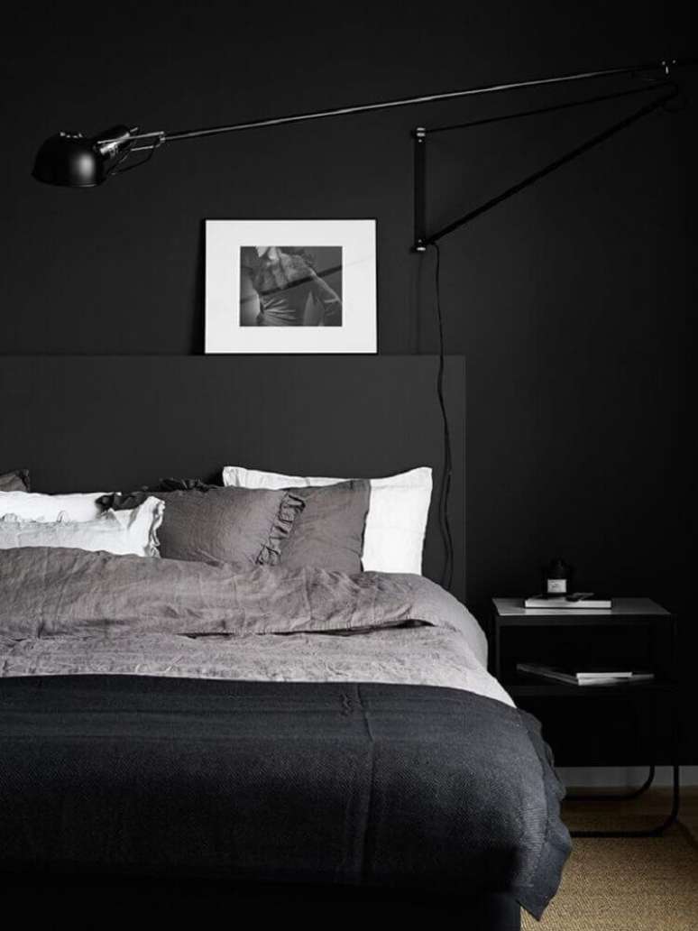 14. O quarto preto decorado com pouco elementos fica muito moderno